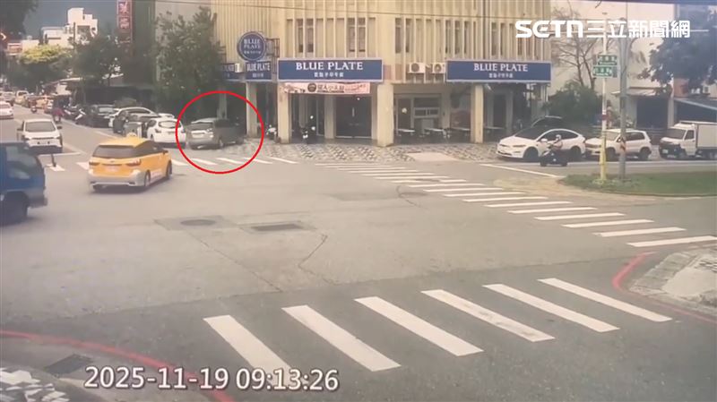 花蓮一間知名的早午餐店，今早突有車輛撞進店面。（圖／翻攝畫面）