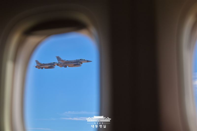 李在明專機進入UAE領空開始，就有四架戰鬥機伴飛護航。（圖／翻攝自青瓦臺）