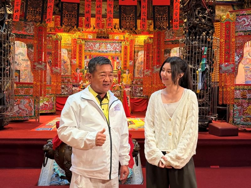 左為慈護宮主委簡征潭，右為《Linking 368 Taiwan》主持人各務禮美奈，透過節目向世界推廣圓醮文化。（圖／必紅演藝提供）