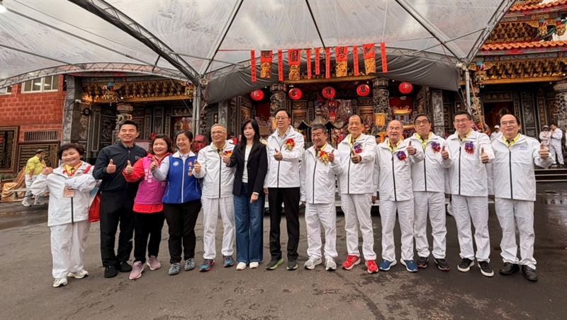 桃園市長張善政18日上午出席桃園慈護宮乙巳年酬恩五朝圓醮，循禮入廟參拜祈福。（圖／必紅演藝提供）