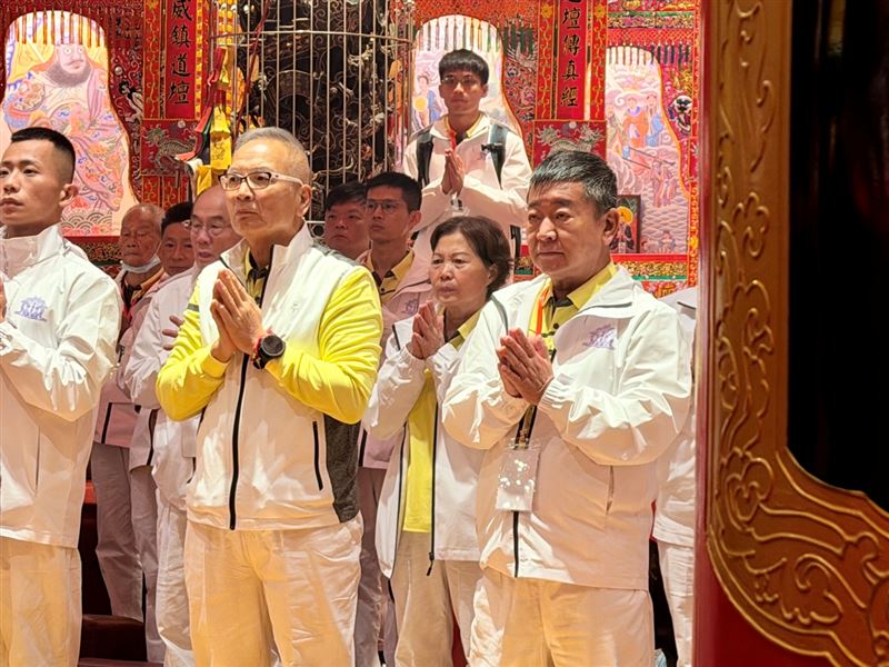 右為桃園慈護宮主委，左為乙巳年酬恩五朝圓醮活動的建醮暨圓醮主委。（圖／必紅演藝提供）