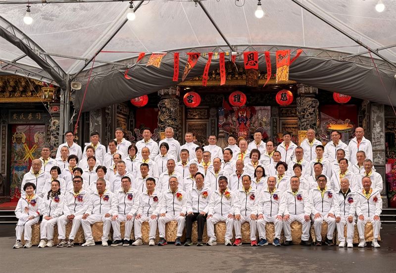 桃園慈護宮主委簡征潭與乙巳年酬恩五朝圓醮大典建醮、圓醮主委林建龍，偕同全體人員進行大合照，共同見證年度宗教文化盛事。（圖／必紅演藝提供）