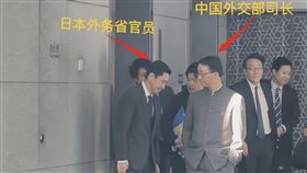 中國外交部亞洲司長劉勁松雙手插口袋，與一旁表情嚴肅的日本外務省亞洲大洋洲局長金井正彰，態度大相逕庭。（圖／翻攝自X平台 @S10408978）