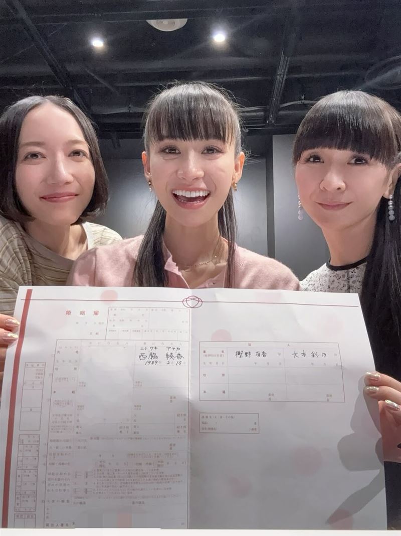 西脇綾香（中）的婚訊公布後，邀請隊友大本彩乃（左）與樫野有香（右）擔任證婚人。（圖／翻攝自IG @a_chan.prfm_p000001）