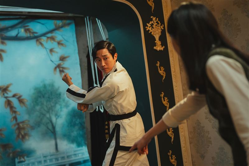 振永在《那張照片裡的我們》飾演從韓國來台的跆拳道教練。（圖／瀚草文創GrX STUDIO提供）