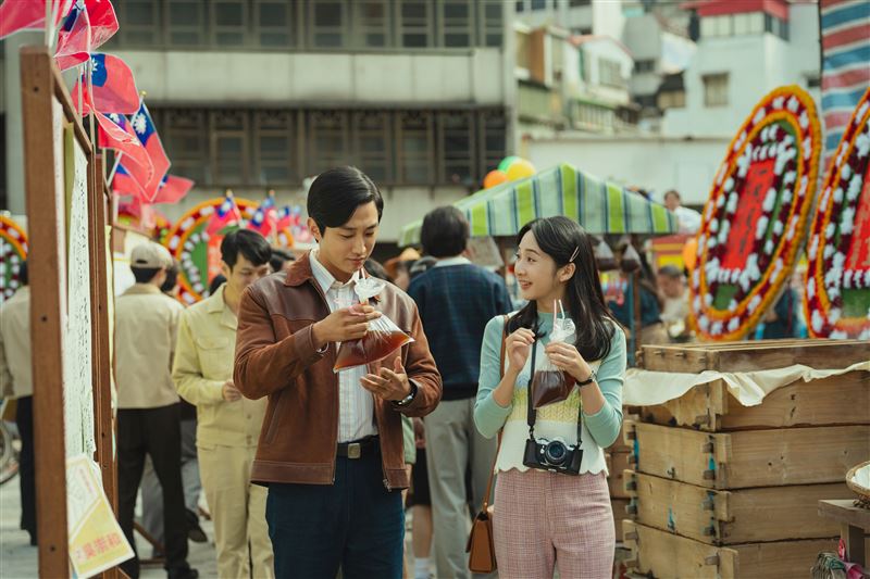 《那張照片裡的我們》以1977年為背景，振永和李沐詮釋一段動盪時代下的愛情故事。（圖／瀚草文創GrX STUDIO提供）