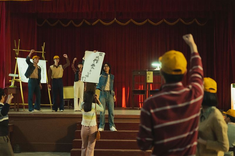 宋柏緯電影中飾演熱血青年，號召青年們一起監督投票。（圖／瀚草文創GrX STUDIO提供）