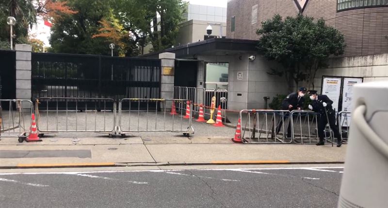 館長怒嗆習近平的言論被大聲播放，中國駐日本大使館人員也察覺到異樣。（圖／翻攝自X@SakunaiHinata）