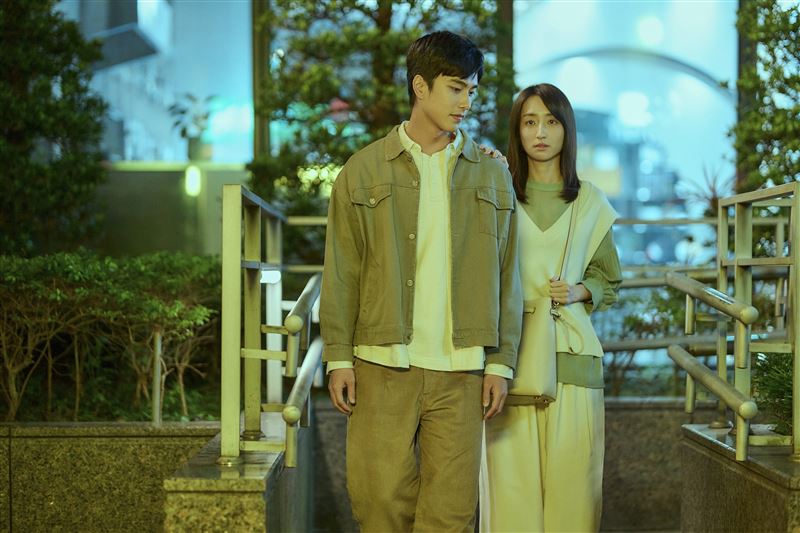 柯佳嬿驚喜現身！竟與李沐擁有同款神秘蝴蝶刺青。（圖／Netflix提供）