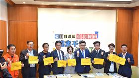 賴瑞隆、郭國文、陳亭妃、賴惠員、林俊憲、許智傑、李昆澤、林岱樺、邱議瑩、徐富癸、鍾佳濱以及伍麗華辦公室共同召開「藍白財劃法重北輕南  違憲不公必須重修」記者會。（圖／賴瑞隆國會辦公室提供） 