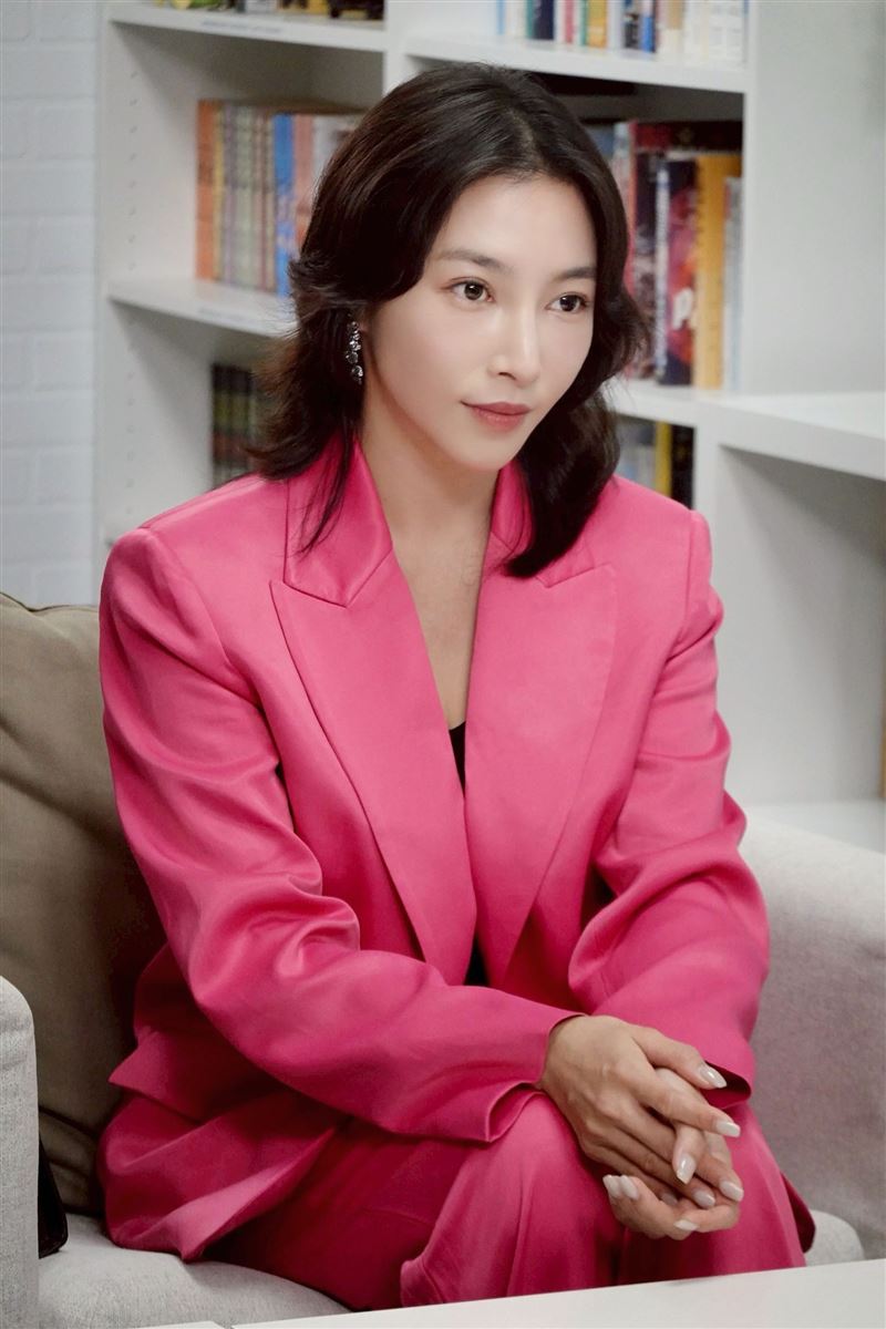 張家瑋告別十年長髮，以全新俐落短髮宣告回歸八點檔。（圖／民視提供）