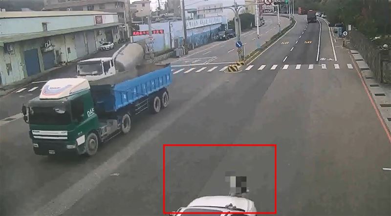 李女開著新買的休旅車撞上蔡姐瞬間。（圖／翻攝畫面）