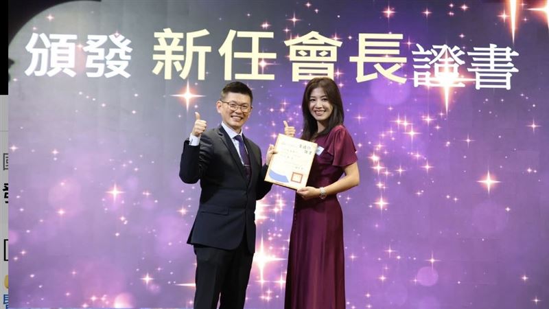 侯湘婷身穿一襲紫色長禮服出席家長會交接活動。（圖／翻攝自國小臉書粉專）