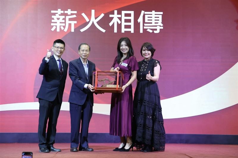 今年43歲的侯湘婷（右2）身穿一襲紫色長禮服出席家長會長交接活動。（圖／翻攝自國小臉書粉專）