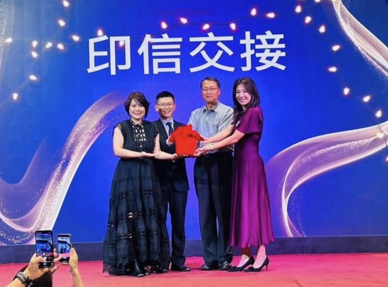 時隔18年，侯湘婷（右１）因出席國小家長會長交接活動再次公開亮相。（圖／翻攝自國小臉書粉專）