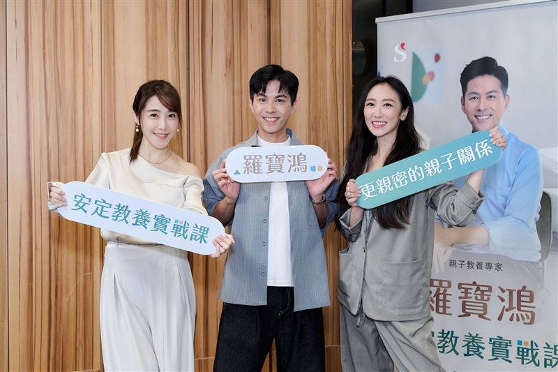 親子教養專家羅寶鴻（中）開課，藝人佩佩（左）、蔡允潔（右）慕名而來，拜師學習！（圖／有魚娛樂提供）