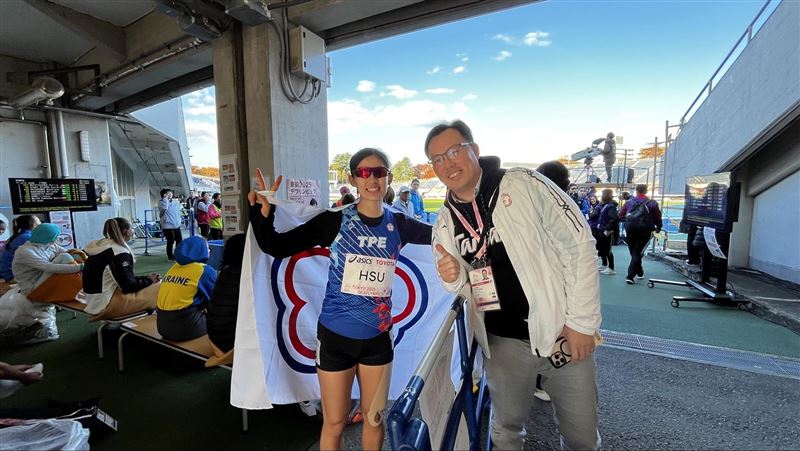 運動部鄭世忠政務次長(右)現場祝賀許樂(左)奪牌，期勉再接再厲，為自己及國家爭取最高榮耀。（圖／運動部提供）