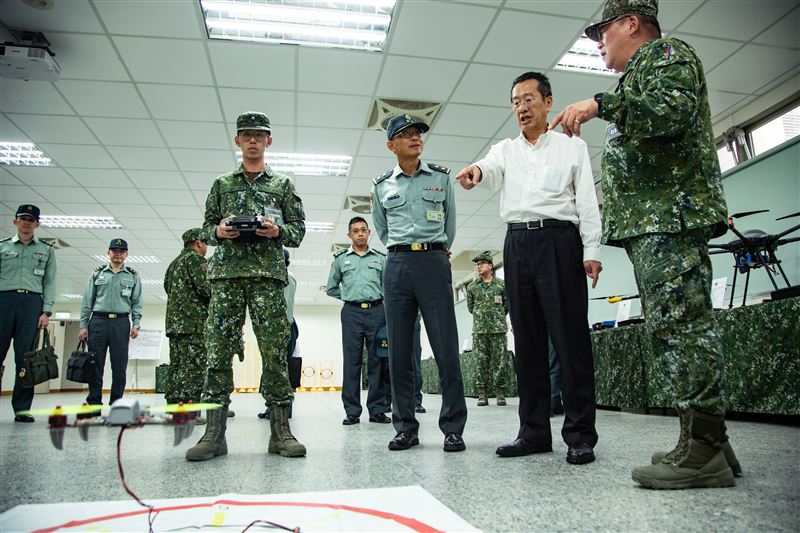 顧立雄於室內飛行訓練場瞭解無人機授課實況（圖／國防部提供）