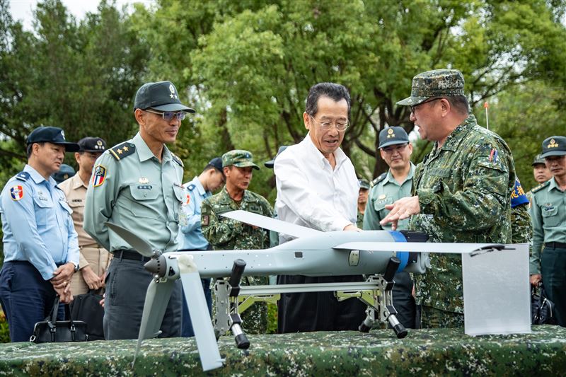 顧立雄聽取專人說明Altius-600M攻擊型無人機性能（圖／國防部提供）