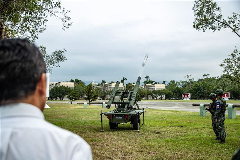 顧立雄觀看Altius-600M攻擊型無人機發射程序演練（圖／國防部提供）