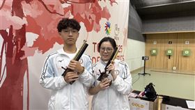 許明睿(左)及高雅茹(右)選手搭檔發揮穩定實力，為台灣斬獲10公尺空氣手槍混合團體項目銀牌。（圖／運動部提供） 