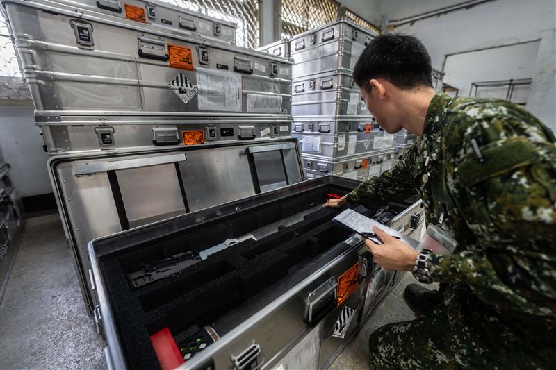 幹部清點庫儲Altius-600M攻擊型無人機（圖／國防部提供）