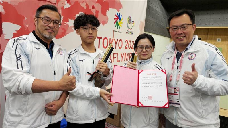 2025東京聽奧射擊代表隊奮勇奪銀，總統聞訊拍發賀電，由運動部鄭世忠政務次長(右)代轉。（圖／運動部提供）