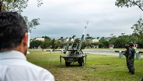 顧立雄觀看Altius-600M攻擊型無人機發射程序演練（圖／國防部提供） 