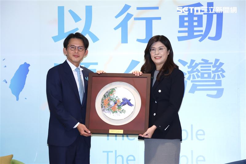 藍白合「鄭黃會」，民眾黨主席黃國昌（左）、國民黨主席鄭麗文（右）互贈禮物（圖／記者鄭孟晃攝影）