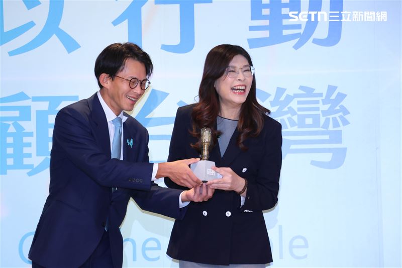 藍白合「鄭黃會」，民眾黨主席黃國昌（左）、國民黨主席鄭麗文（右）互贈禮物（圖／記者鄭孟晃攝影）