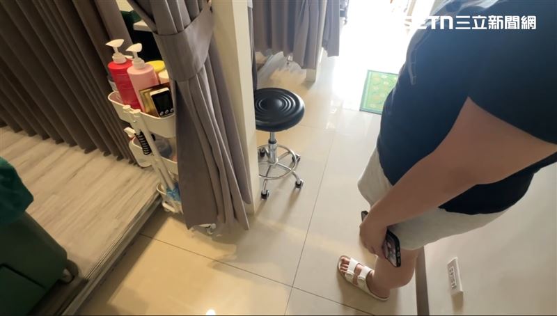 業者還原王男伸鹹豬手的過程，事後他遭起底是嘉義地檢署書記官、議員黃露慧丈夫。（圖／記者廖國雄攝影）