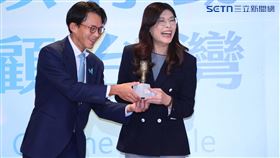 藍白合「鄭黃會」，民眾黨主席黃國昌（左）、國民黨主席鄭麗文（右）互贈禮物（圖／記者鄭孟晃攝影）