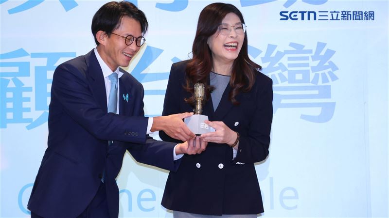 鄭麗文與黃國昌見面了!雙方互贈禮物曝光