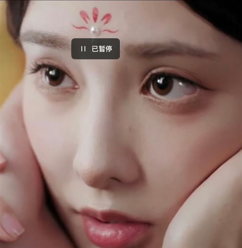 彭小苒拍攝時隱形眼鏡竟嚴重滑片，整片移位到眼角，但她仍全神投入表演。（圖／翻攝自微博）