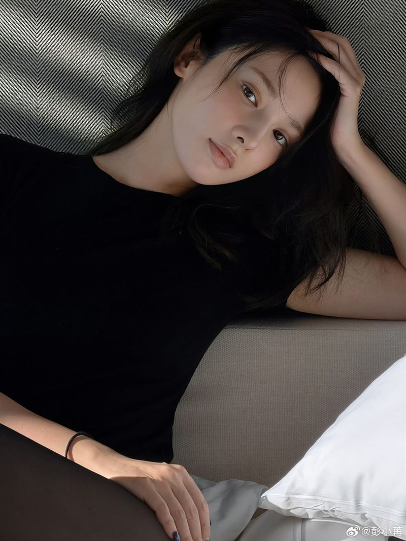 中國女星彭小苒2019年憑藉陸劇《東宮》人氣暴漲，近期主演的陸劇《鳳凰台上》的虐愛情節引發網友熱議。（圖／翻攝自微博）