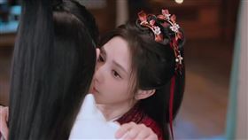 彭小苒拍攝時隱形眼鏡竟嚴重滑片，整片移位到眼角，但她仍全神投入表演。（圖／翻攝自微博）