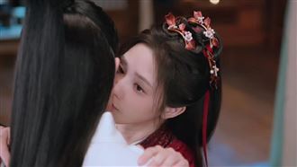 戲演一半整片隱眼滑掉　女星0走神被讚爆