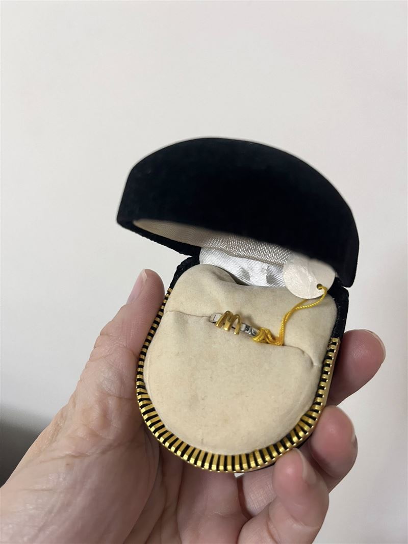 一名30年前在麥當勞工作的女網友表示，曾在就職1年後收到特指戒指。（圖／翻攝自迷你廢物俱樂部臉書）