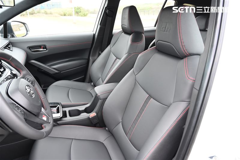 雙前座頭枕有GR壓印。（圖／記者鍾釗榛攝影）