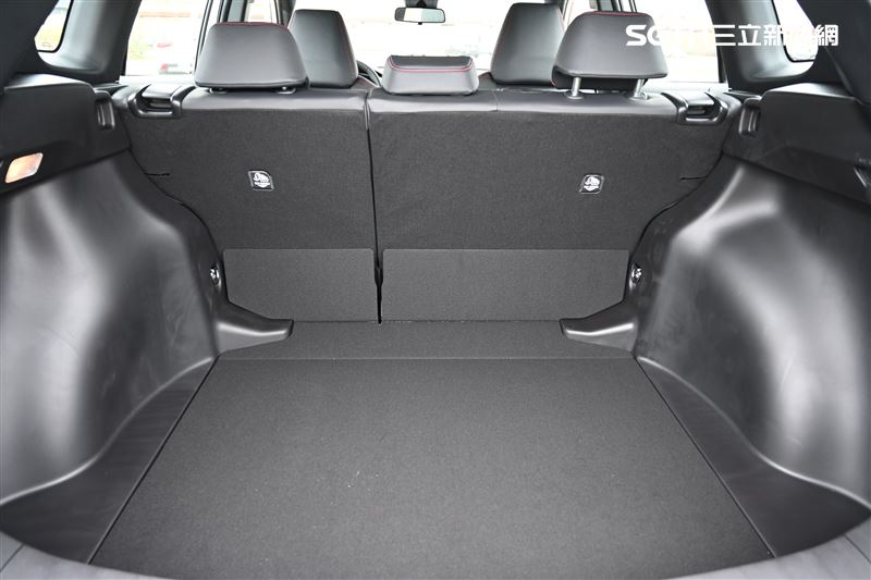 行李廂有487公升，加上後座6/4分離倒下後能放下更多大型物品。（圖／記者鍾釗榛攝影）