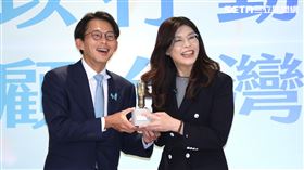 黃國昌送鎢絲燈給鄭麗文，稱要給台灣光明未來。（圖／記者鄭孟晃攝影）

