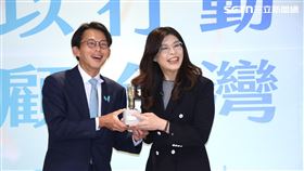 藍白合「鄭黃會」，民眾黨主席黃國昌（左）、國民黨主席鄭麗文（右）互贈禮物（圖／記者鄭孟晃攝影）