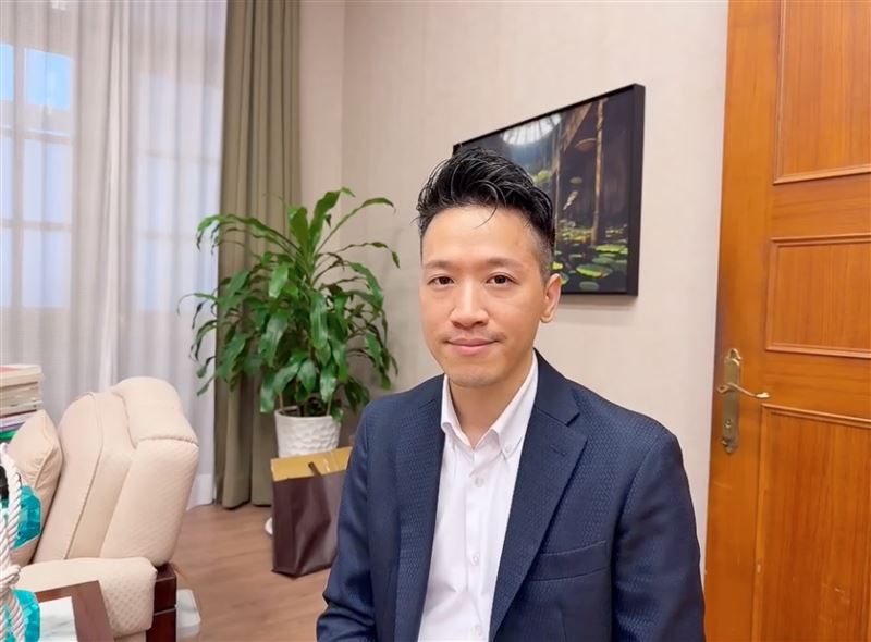 針對王世堅大讚「桃園市長很好人選」，何志偉也引用金句，感謝王世堅「從從容容」的鼓勵（圖／何志偉辦公室提供）