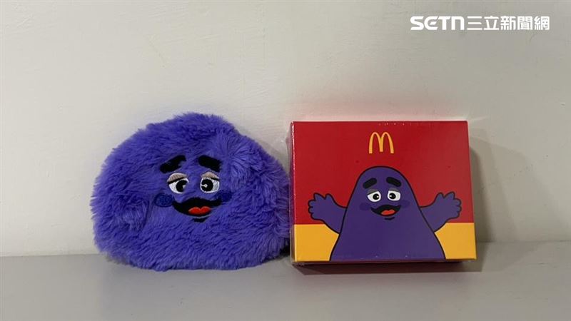 麥當勞今日開賣奶昔大哥毛毛包、奶昔大哥購物袋。（圖／記者賴俊佑攝影）