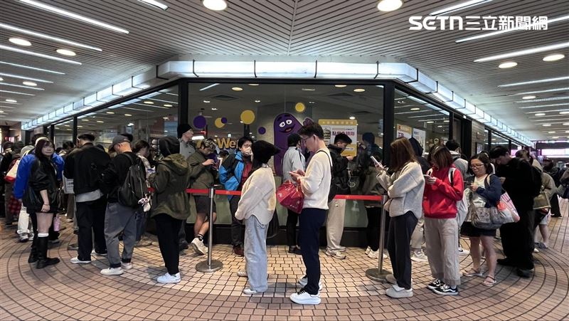 民眾不畏低溫也要排隊喝麥當勞奶昔。(圖／記者賴俊佑攝影)