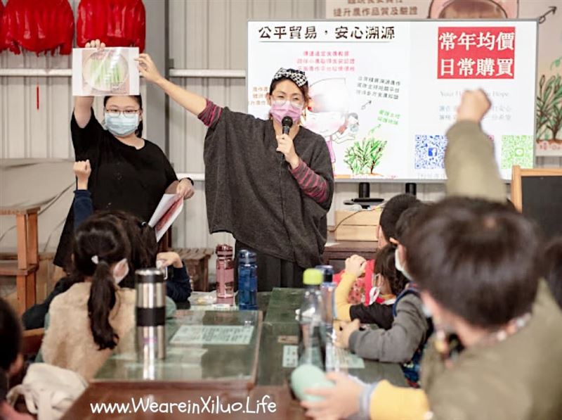 吳佩儒在農業上的創新不僅止於推出「猛農民曆」，她更透過品牌經營、活動策劃與跨界合作，讓農業以更生活化、年輕化的方式被大眾看見。更令人動容的是，她還無償開課，將自身經驗分享給年輕人與返鄉青農，從行銷思維到品牌打造都毫不藏私。佩儒希望透過這份分享，讓更多想投入農業的人少走彎路，也讓台灣農業在世代傳承中持續發展、茁壯。（圖／有朝一日．西螺小農授權提供）