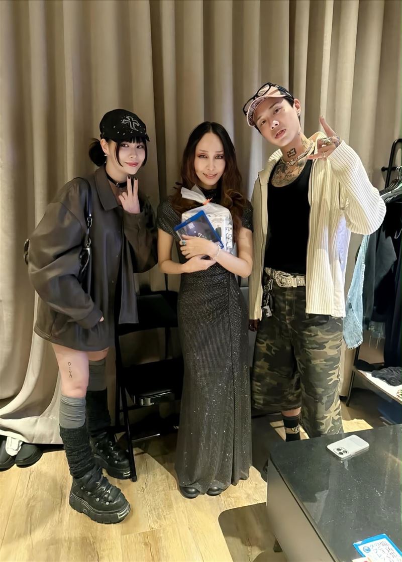 中島美嘉（中）與Marz23相見歡開心合體（圖／翻攝自IG @Marz23）