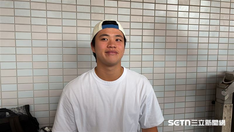 黑豹旗16強穀保家商、平鎮高中對決，旅日投手孫易磊到場觀看。（圖／記者張沛嘉攝影）