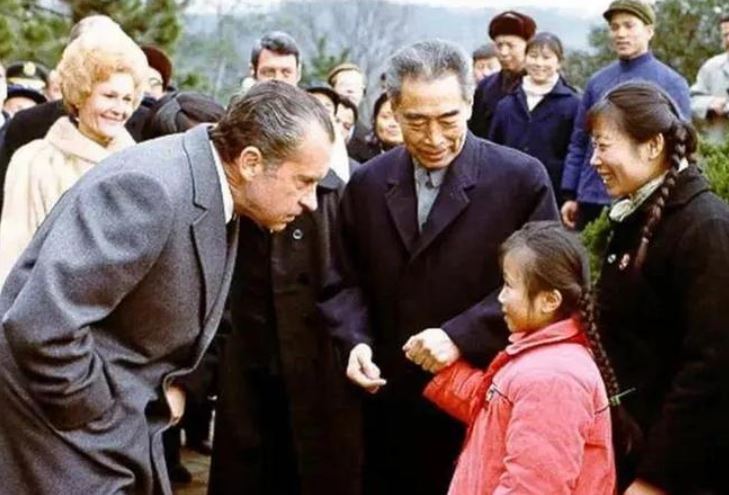 尼克森訪華名照中的小女孩原來是胡寧芳！圖中穿著黑色大衣，握著小女孩手的人為周恩來。（圖／翻攝自微博）