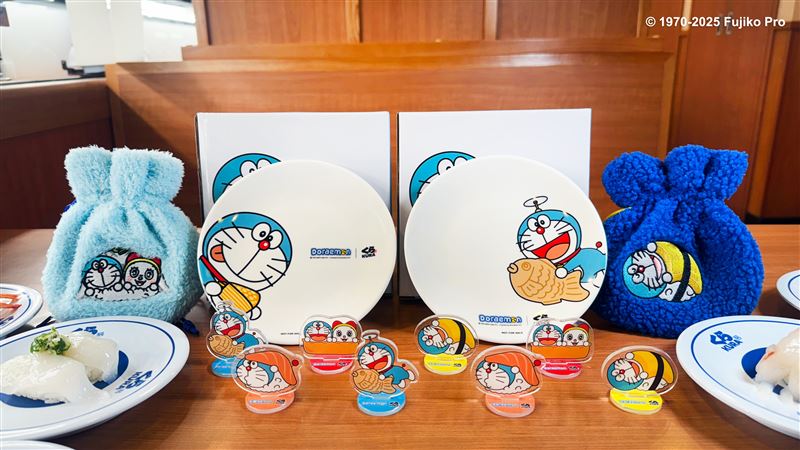 藏壽司消費滿額加價購圓盤、壓克力立牌。（圖／藏壽司提供)